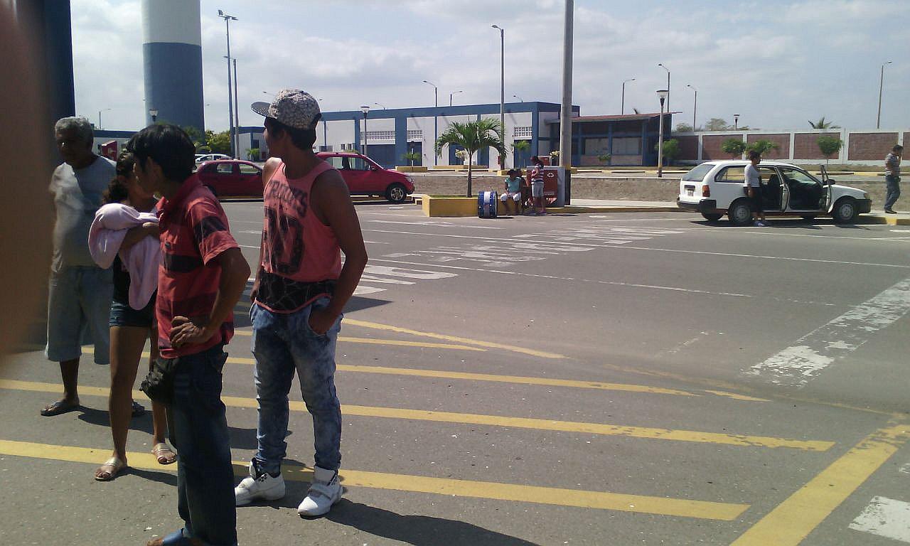 Viñas: Simpatizantes del Gerardo Viñas llegan hasta el CEBAF para brindarle su respaldo 