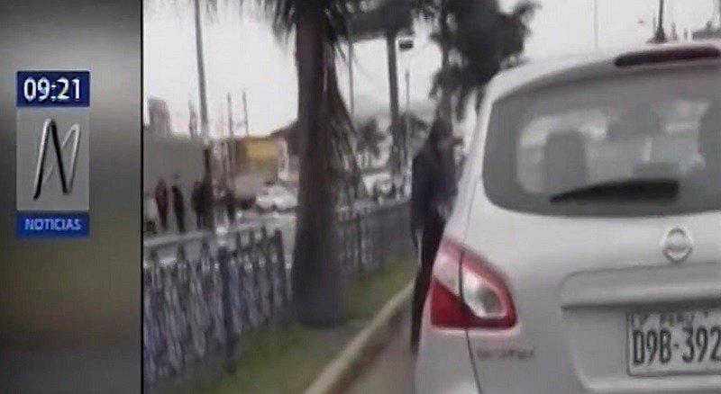 Conductor amenazó con hacha a otro chofer por cerrarle el paso en Chorrillos (VIDEO)