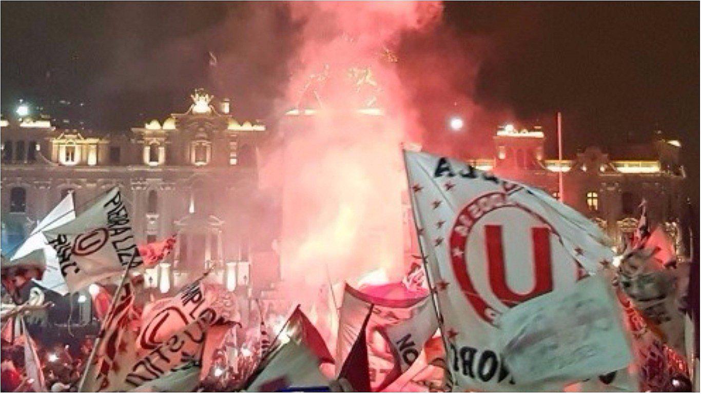 ​Universitario de Deportes: hinchas celebraron aniversario con 'Banderazo crema' [FOTOS Y VIDEOS]