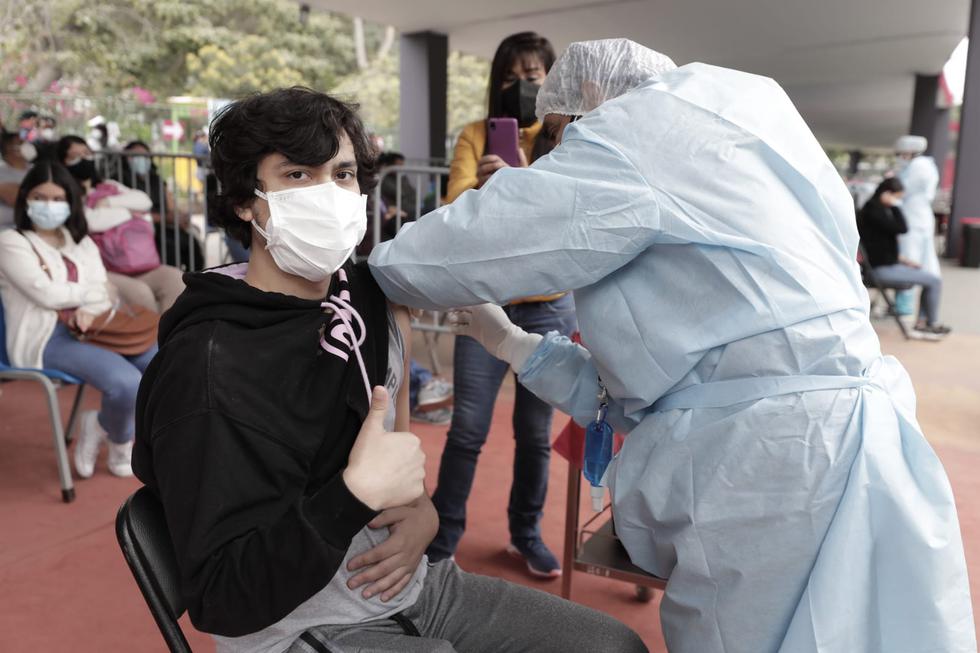 Desde la mañana de hoy, martes 21 de setiembre, las personas de 23 y 24 años de Lima Metropolitana y Callao acudieron a los centros de vacunación para inmunizarse contra el COVID-19 gracias a la disponibilidad de dosis de vacunas. Asimismo, a partir de esta fecha se inoculará a los pacientes con tuberculosis, informó el Ministerio de Salud (Minsa). (Fotos: Jessica Vicente/@photo.gec)