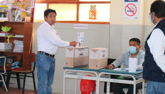 Marco Limachi votó en la IE César Cohaila Tamayo de Ciudad Nueva, mesa 075306. (Foto: Difusión)