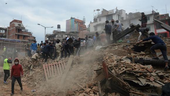 Más de 2.500 muertos por el terremoto en Nepal, varios países prometen ayuda