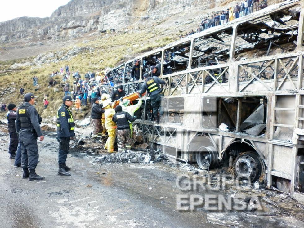 Así quedó el bus incendiado tras el choque con cisterna (FOTOS)