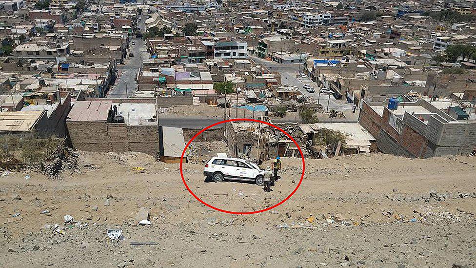 Ilo: Conductor sobrevive a caída de barranco con su vehículo