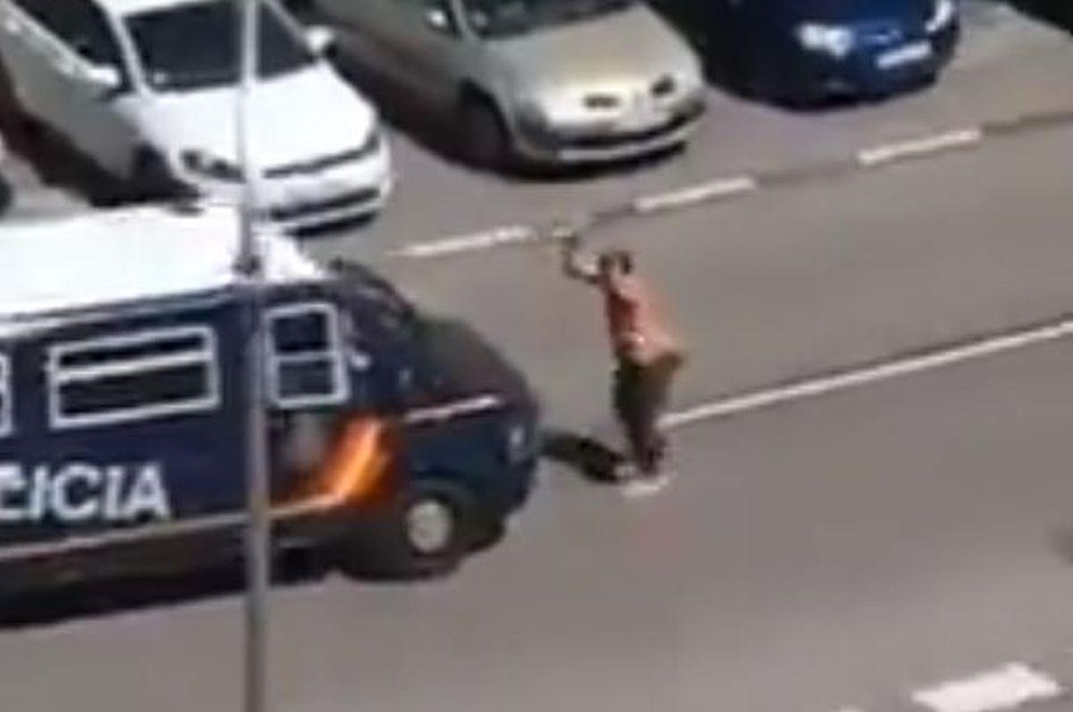 "Me vas a disparar y lo va a ver todo Madrid”, se le escucha gritar al hombre en videos registrados por los vecinos de la zona. (Foto: Twitter/@ElHispano77)