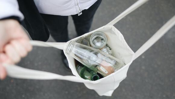 Es fundamental inculcar en los hogares la importancia de segregar todo tipo de residuos como bolsas de plásticos, frascos de vidrio, botellas e incluso la ropa que ya no usamos. (Foto: Pexel)