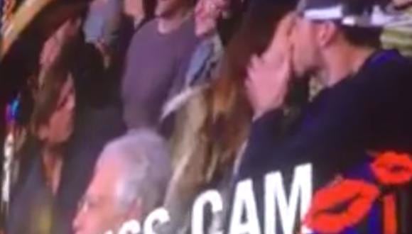 Kiss Cam: Mujer besa a otro hombre tras ser ignorada por su novio (Video)