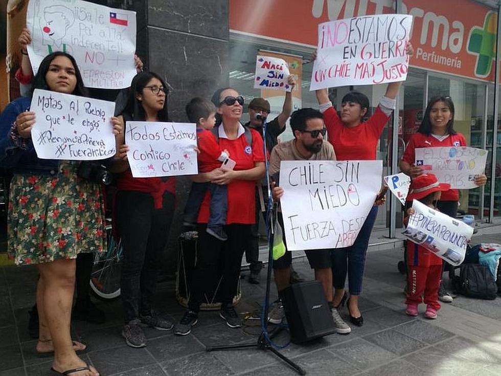 ​Chilenos residentes en Arequipa protestaron hoy contra el gobierno de Piñera (VIDEO)