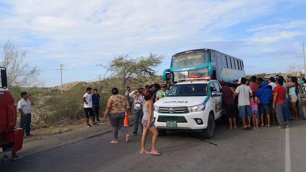 Dos muertos deja el choque entre motofurgón y ómnibus 