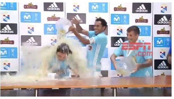 ​Técnico de Sporting Cristal fue bañado en cerveza por sus jugadores (VIDEO)