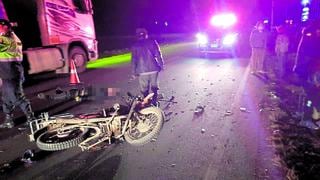 Dos padres mueren, uno a bordo de motocicleta choca con tractor y otro cae al abismo