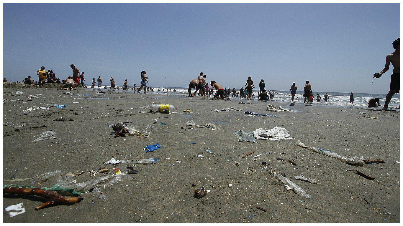 Playa Costa Azul luce con residuos, pero Digesa la califica de “saludable”
