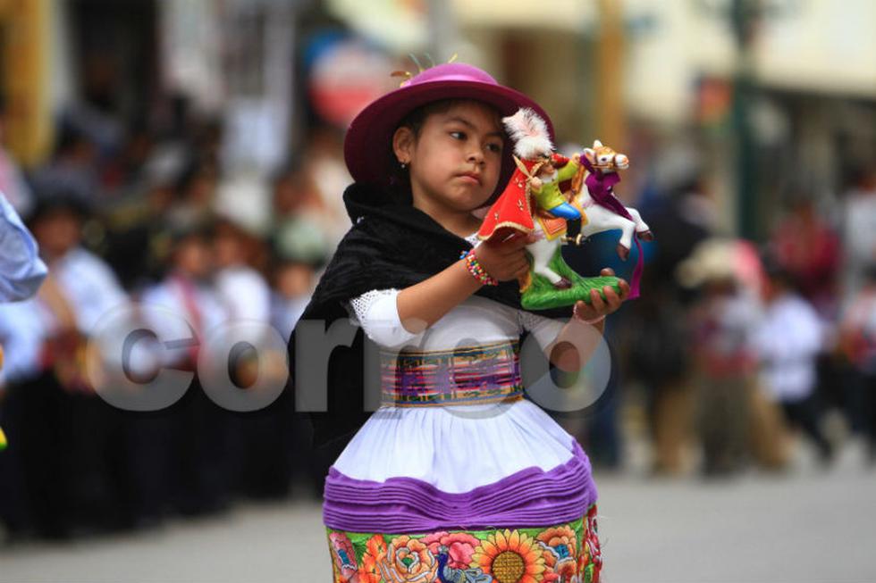 Niños "marcan" plantas en fiesta de santiago (FOTOS)