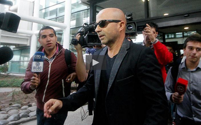 ​Jorge Sampaoli llega a Chile e hinchas lo reciben en medio de pifias (VIDEO)