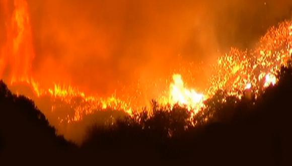 Miles de personas fueron evacuadas por incendio forestal en EE.UU.