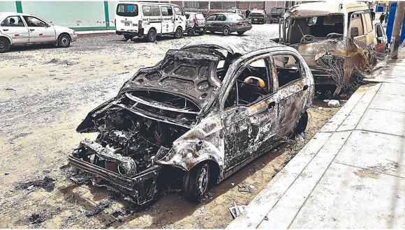 Extorsionadores queman automóvil después de intentar asaltar a taxista