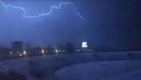 Mira el instante que un rayo cae a un poste y deja sin luz a Puno (VIDEO)