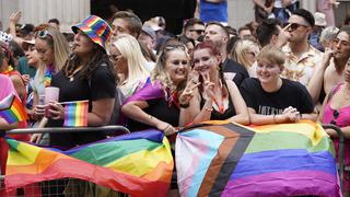 Multitud arcoíris en la Marcha del Orgullo en Londres