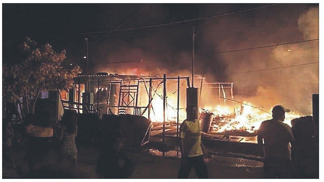 Incendio deja en la calle a cuatro familias 