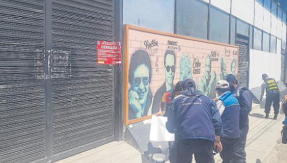 En la avenida dolores de José Luis Bustamante y Rivero. Negocios de venta de comida se convierten en discotecas y karaokes. Municipio anuncia operativos el 31 de diciembre. (Foto: Correo)