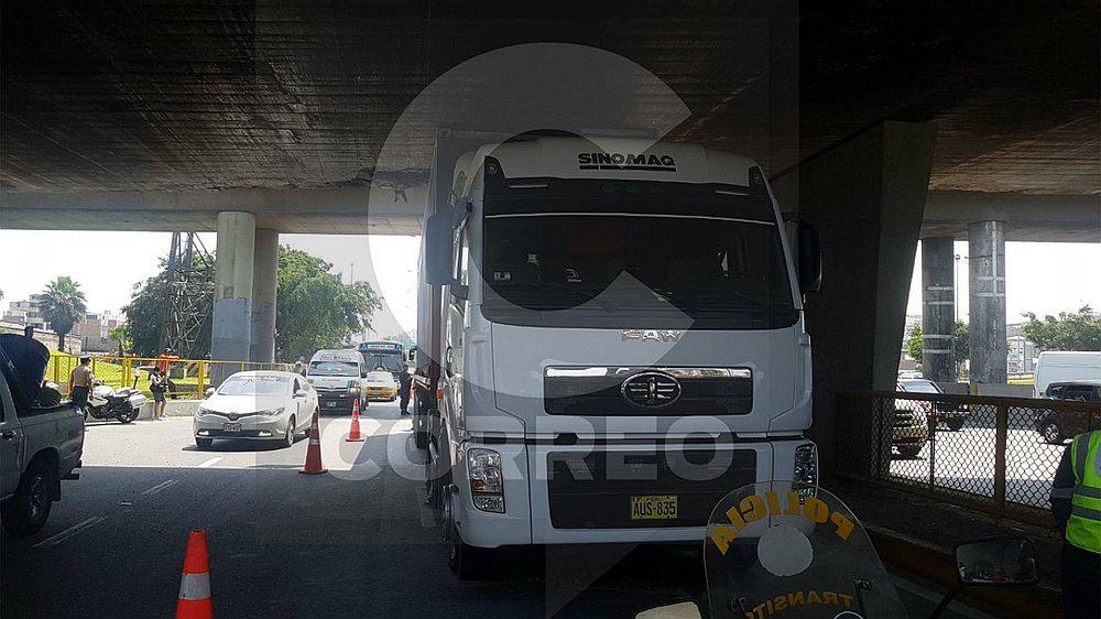 Semana Santa: Camión quedó atrapado debajo de puente Atocongo e interrumpe tráfico (VIDEO y FOTOS)