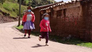 Agricultora camina 40 minutos al día para que su hija acceda a clases virtuales en Huancavelica