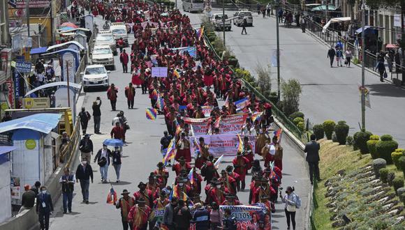Campesinos indígenas de la provincia de Omasuyos en el altiplano boliviano llamados "Ponchos Rojos" (Ponchos Rojos), se enfrentan con la policía antidisturbios después de marchar desde la ciudad de El Alto hasta la sede del gobierno en La Paz, exigiendo que el gobierno cumpla las promesas para su sector. el 5 de octubre de 2022. (Foto de AIZAR RALDES / AFP)