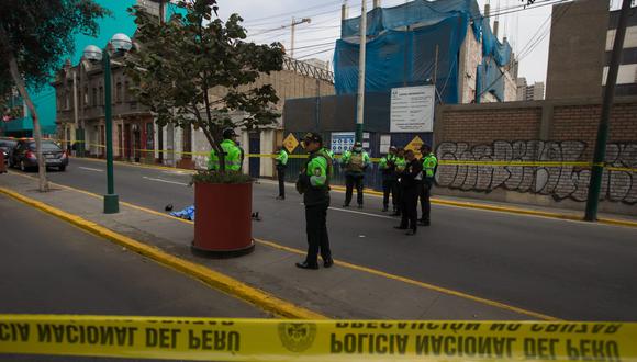 Un sujeto de polera blanca sacó un arma y disparó al menos diez veces, ocasionando la muerte de un hombre en la cuadra 1 de la avenida Cuba en Jesús María.