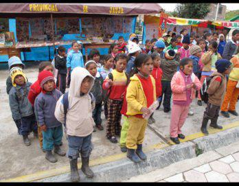 Asisten a clases con botas de jebe