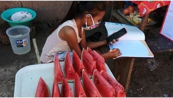 Loreto: Niña recibe sus clases virtuales en la vía pública mientras vende sandías. Foto: Kike Del Aguila Díaz