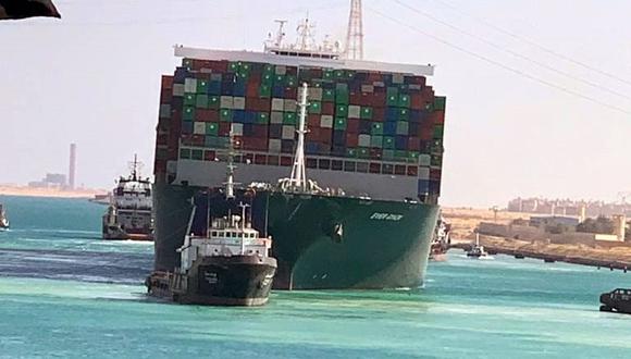 El buque Ever Given fue finalmente desencallado y se reanudó el tráfico por el canal de Suez, pero las pérdidas han sido millonarias. (Foto: EFE).