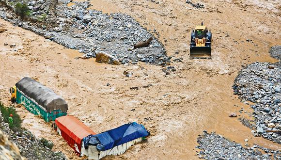 Fenómeno El Niño deja 4 muertos y la Carretera Central queda bloqueada