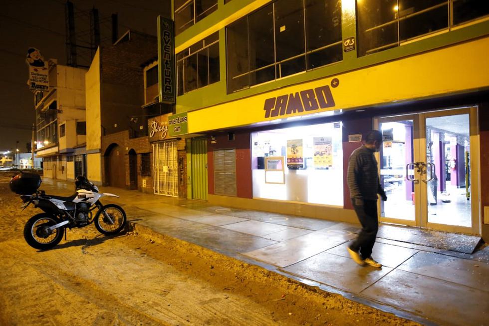 Esta madrugada, ocho adolescentes fueron retenidos tras ser captados robando un minimarket de una conocida cadena, situado en el distrito de San Martín de Porres. (Foto: César Grados/@photo.gec)