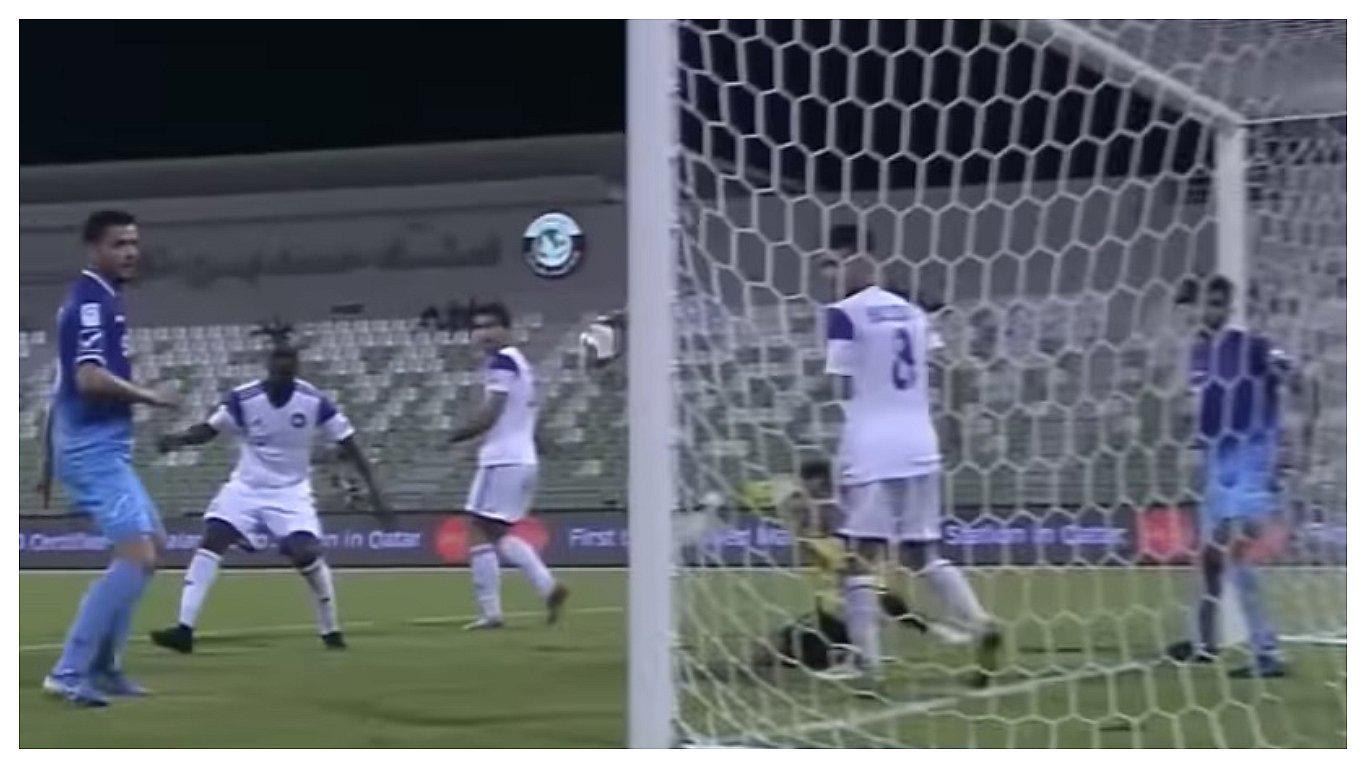 ​Fallan gol al estrellar el balón tres veces seguidas en el poste (VIDEO)