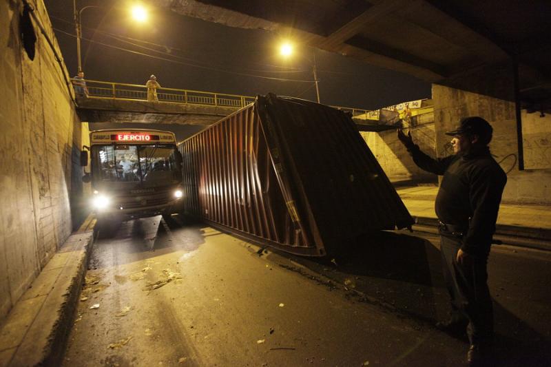 Caída de container provocó caos vehicular en el Cercado de Lima