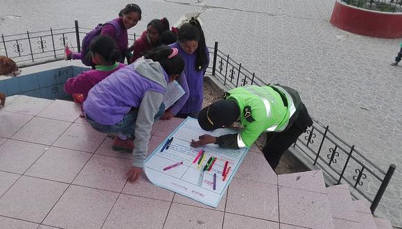 ​Policías ayudan a hacer sus tareas a escolares en Julcamarca