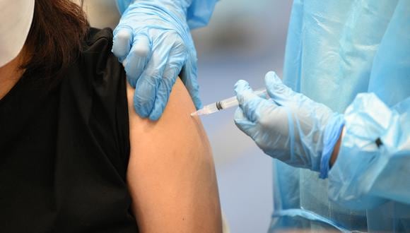 "La obligación respecto a la vacuna es un absoluto último recurso", adelantó la OMS - Europa. (Foto: Ted ALJIBE / AFP)