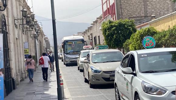 Los conductores manifestaban malestar debido a la falta de señalización y difusión del plan de desvíos para evitar los embotellamientos. (Foto: GEC)