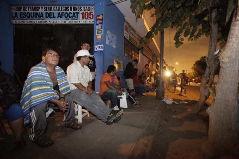 A horas de vencer plazo, taxistas forman largas colas frente al Setame