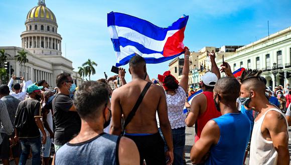 Los cubanos son vistos afuera del Capitolio de La Habana durante una manifestación contra el gobierno del presidente cubano Miguel Díaz-Canel, el 11 de julio de 2021.  (YAMIL LAGE / AFP).