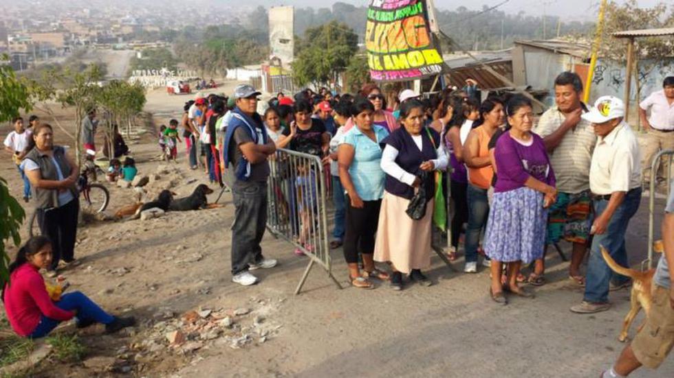 Precandidato a Lima: Reparten pescado junto a imagen de Rafael Santos ...¿por votos?  (Fotos)