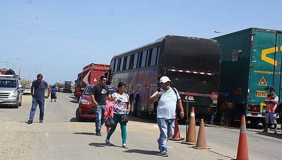 Tumbes: Pobladores de Acapulco bloquean la panamericana norte para exigir el servicio de agua potable  