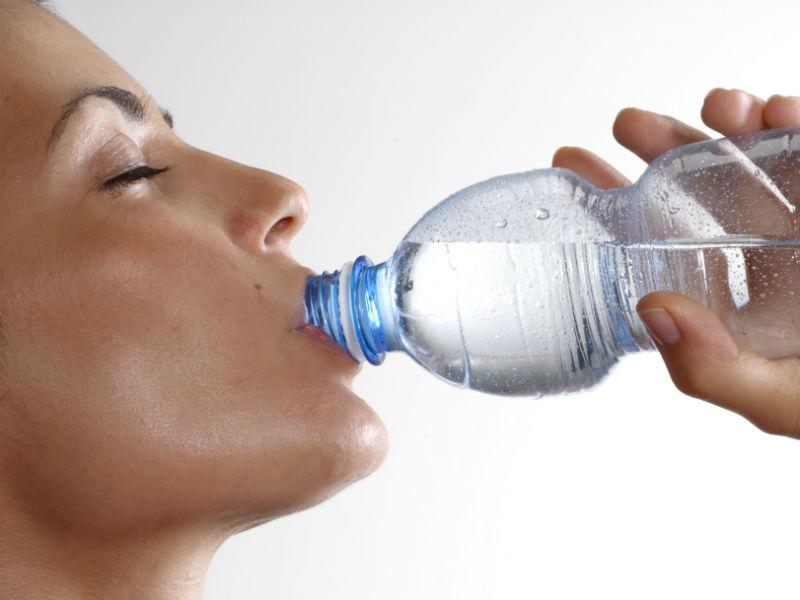 Recomiendan beber entre 6 y 8 vasos de agua diariamente