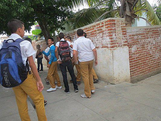 Ni "flojito" ni "marimacha": Cuba lucha contra acoso homófobico escolar (FOTOS)