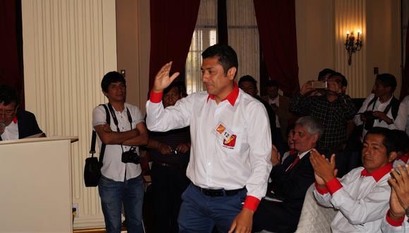 Guillermo Bermejo Rojas, virtual congresista electo por Lima de Perú Libre, estuvo el último domingo en Huánuco para inaugurar un local de dicho partido. Pero no solo participó en dicho acto, también fue parte de una reunión social que se desarrolló en el Hotel Cuzco, donde -por tal motivo- fue intervenido por la Policía.