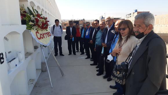 Extrabajadores trasladaron ofrenda floral hasta el cuartel Santa Rosa donde descansan los restos de último director fallecido. (Foto: GEC)