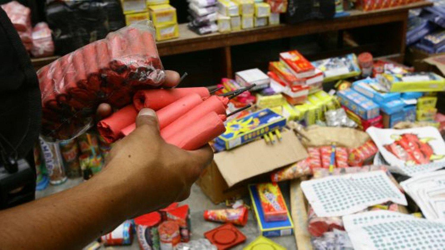 Comerciantes ofrecen en pirotécnicos vencidos en las famosas "ferias navideñas"