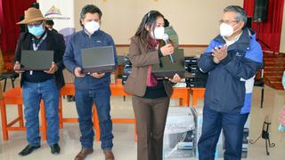 Entregan laptops a profesores de comunidad Tintaya Marquiri en Cusco