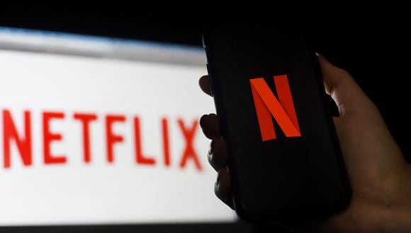 En esta ilustración fotográfica, una computadora y una pantalla de teléfono móvil muestran el logotipo de Netflix el 31 de marzo de 2020 en Arlington, Virginia. (Foto: Olivier DOULIERY / AFP)
