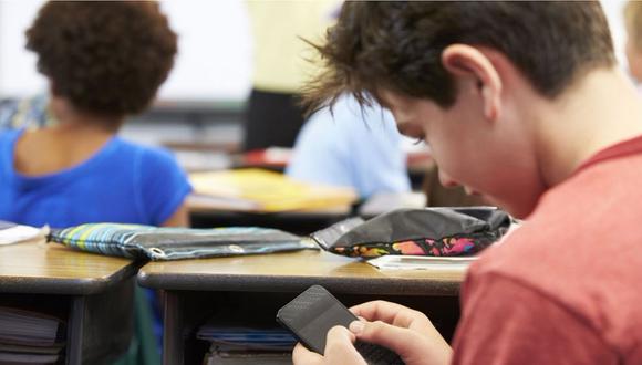 Francia prohíbe el uso de celulares dentro de colegios 